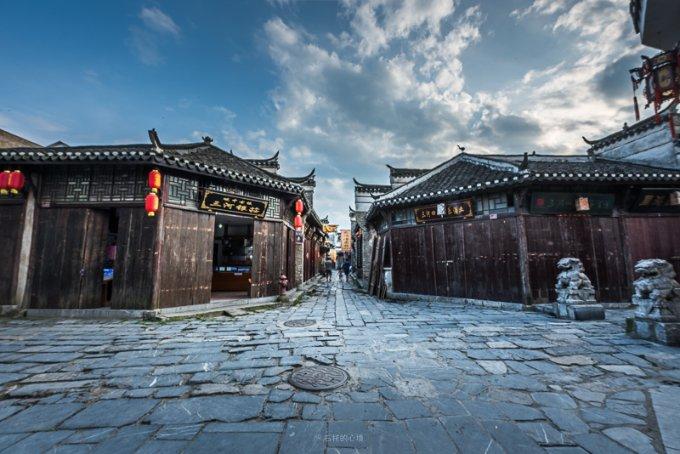 视频|小车打横深陷雪地 警民合力推回正道